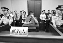 男子敲诈医生不成拔刀抢劫 受审谎称自己是医托