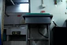 卧底海底捞：老鼠爬进食品柜 火锅漏勺掏下水道