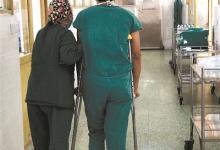 广东一医生打着石膏拄拐杖做手术：病人多医生少，能做就做吧