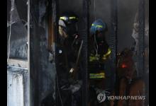 韩国一医院发生火灾多人死伤 消防队员正在灭火