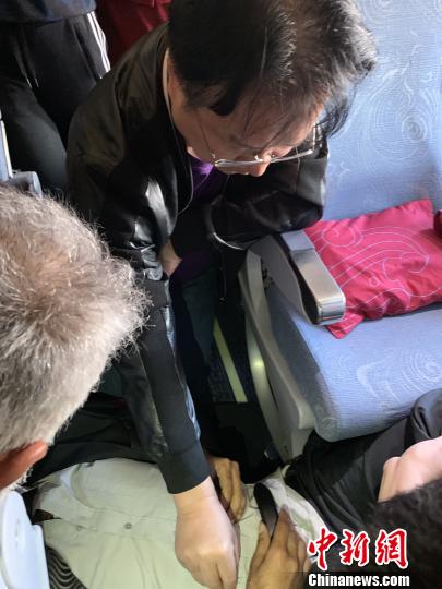 国际航班上乘客突发疾病 四川中医针灸救人 国际航班上乘客突发疾病 四川中医针灸救人