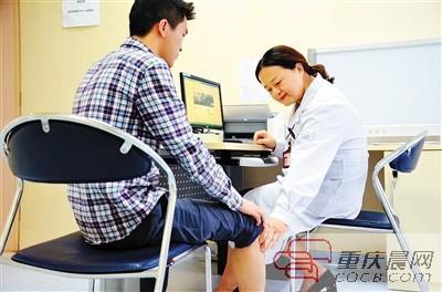 因为这病 他用皮带把大腿抽得青一块紫一块