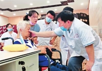 居民在大门口也可以看名中医 中医名家下移社区医院坐诊
