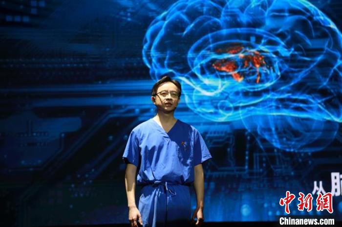 张文宏回忆打动人心的“党员先上”：“是科室的常态”