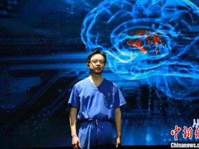 张文宏追忆触动人心的“党员先上”：“是部门的常态化”