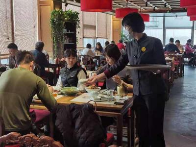 观察：线下一座难求，线上外卖火爆春节餐饮业迎来“开门红”