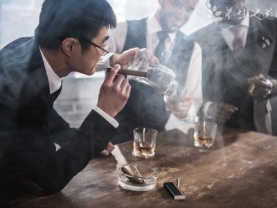 9名大学生吸网购电子烟后入院 电子烟的危害有多大