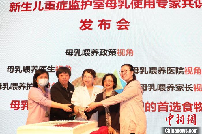 上海:新生儿科宝宝有了“家委会” “NICU母乳使用专家共识”出炉-易网健康<a href=http://www.bryss.cn/jkys/ target=_blank class=infotextkey>养生</a>网 上海:新生儿科宝宝有了“家委会” “NICU母乳使用专家共识”出炉