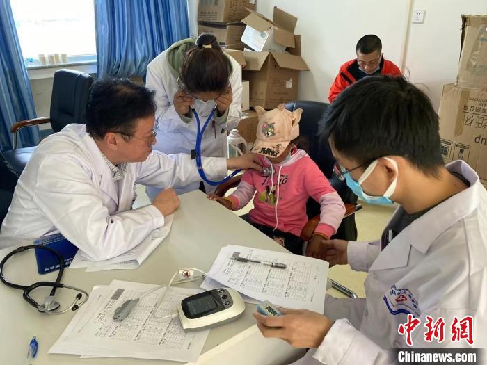 援藏医生带日喀则先心病患儿来上海接受公益治疗-易网健康<a href=http://www.bryss.cn/jkys/ target=_blank class=infotextkey>养生</a>网 援藏医生带日喀则先心病患儿来上海接受公益治疗