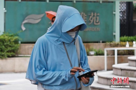 全副“捂”装迎战高温你身上的防晒衣靠得住吗？