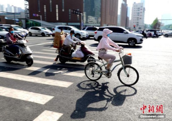 全副“捂”装迎战高温你身上的防晒衣靠得住吗？