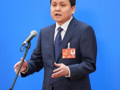 张文宏委员带来两份提案，都与老百姓看病有关
