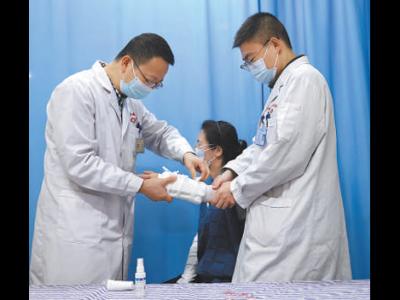 用好医保基金  减轻就医负担（人民眼·深化医保支付方式改革）