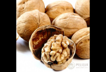 秋季丰收，核桃的营养价值高，但这2种吃法不可取