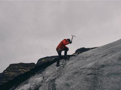 爬山时穿什么衣服更合适 适合爬山的季节
