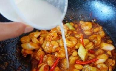 在做饭的过程中勾芡起到什么作用