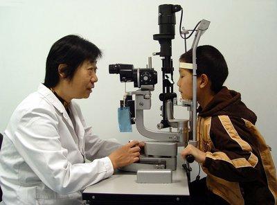 一定要少吃的容易引发孩子近视的四种食物