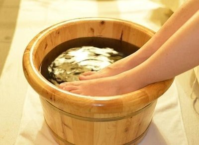 想要通过泡脚去除湿气应该用什么药材