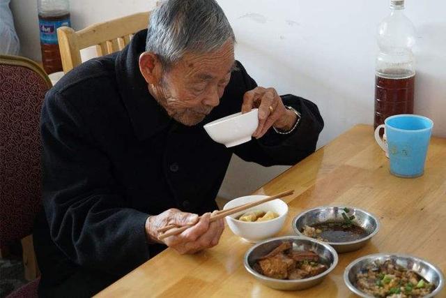 中医大师:四十五岁以后,能保证这4件事的人,离长命不容易远-易网<a href=http://www.bryss.cn/ target=_blank class=infotextkey>健康养生</a>网 中医大师:四十五岁以后,能保证这4件事的人,离长命不容易远