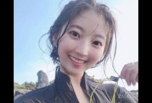 有着不输卡戴珊的性感身材，却有着精致小巧的脸