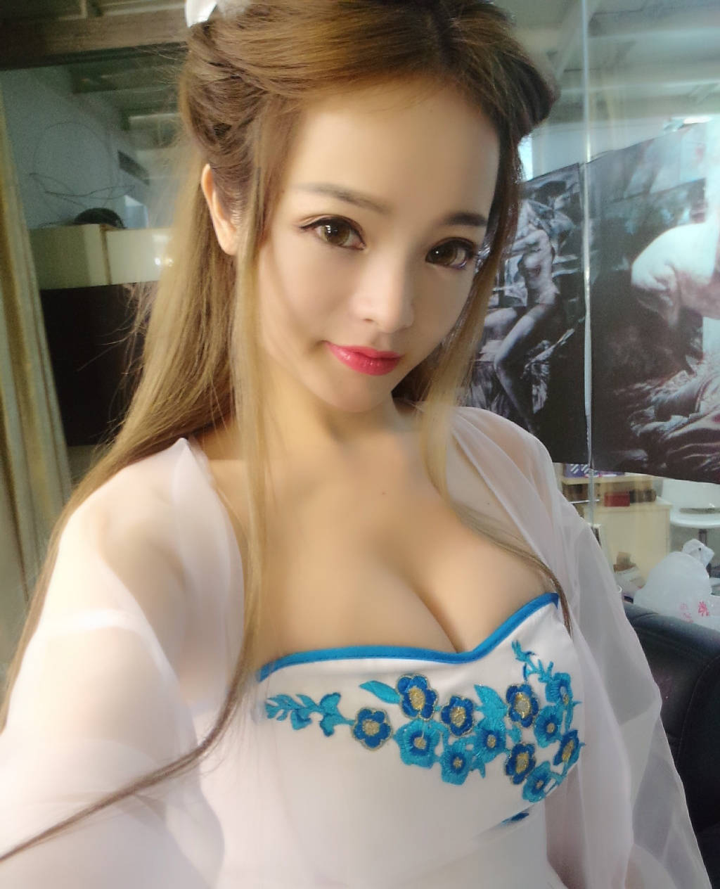 胸大也尴尬 足球宝贝晒私照打马赛克