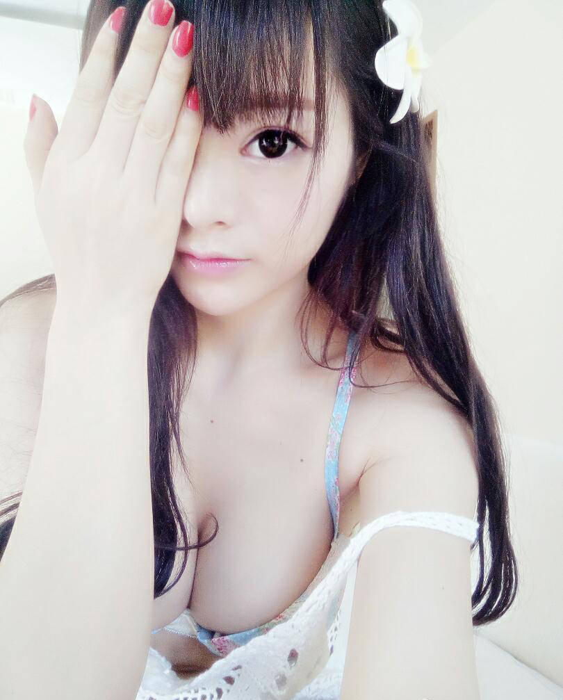 胸大也尴尬 足球宝贝晒私照打马赛克