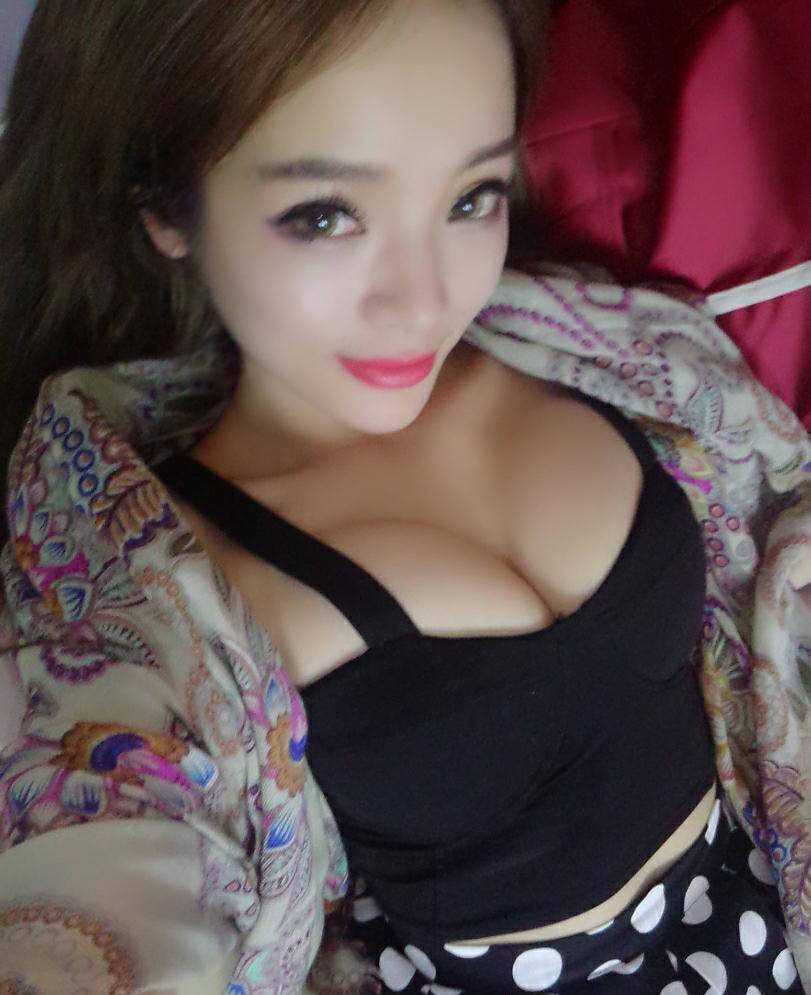 胸大也尴尬 足球宝贝晒私照打马赛克