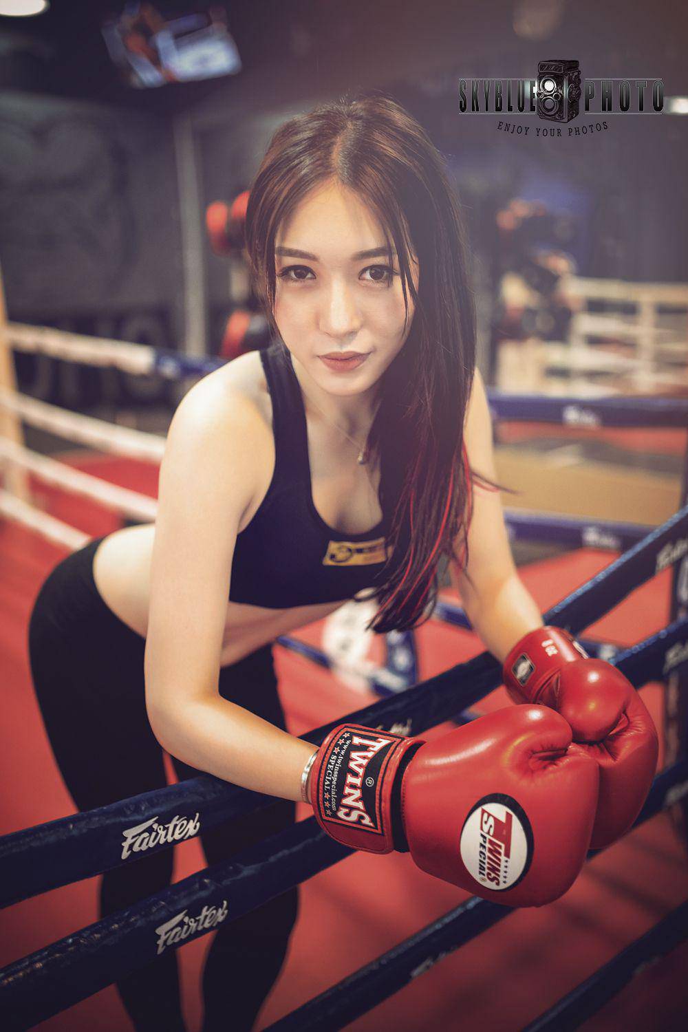 阴阳对比 健身房里的美女和格斗冠军