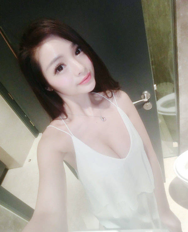 胸大也尴尬 足球宝贝晒私照打马赛克