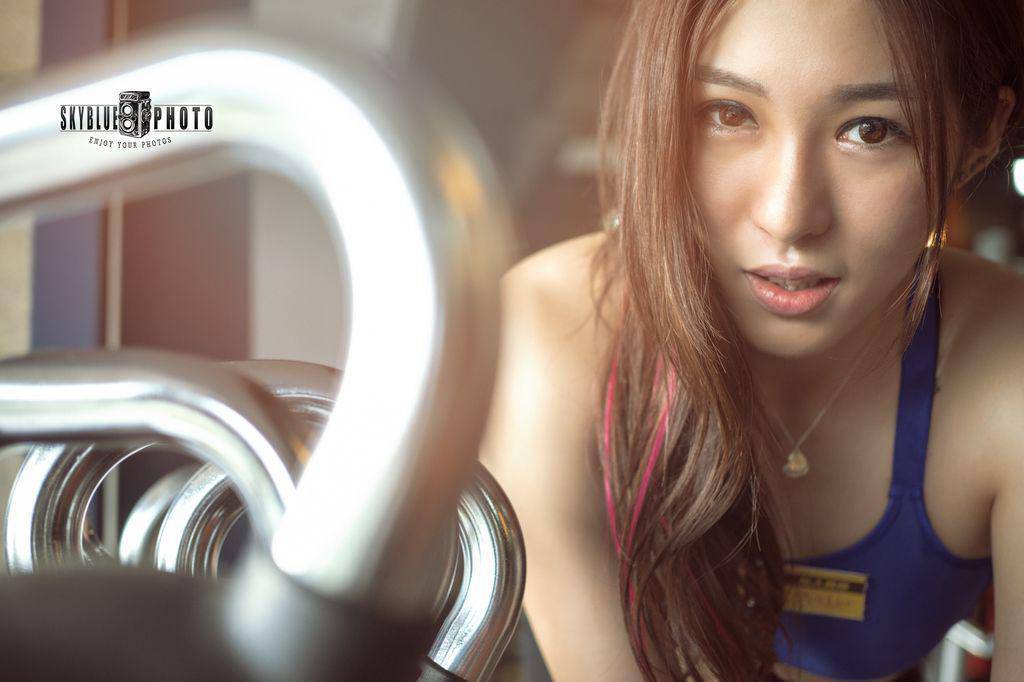 阴阳对比 健身房里的美女和格斗冠军