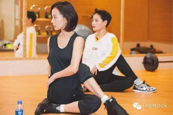 王珞丹晒性感腹肌照 最美马甲线