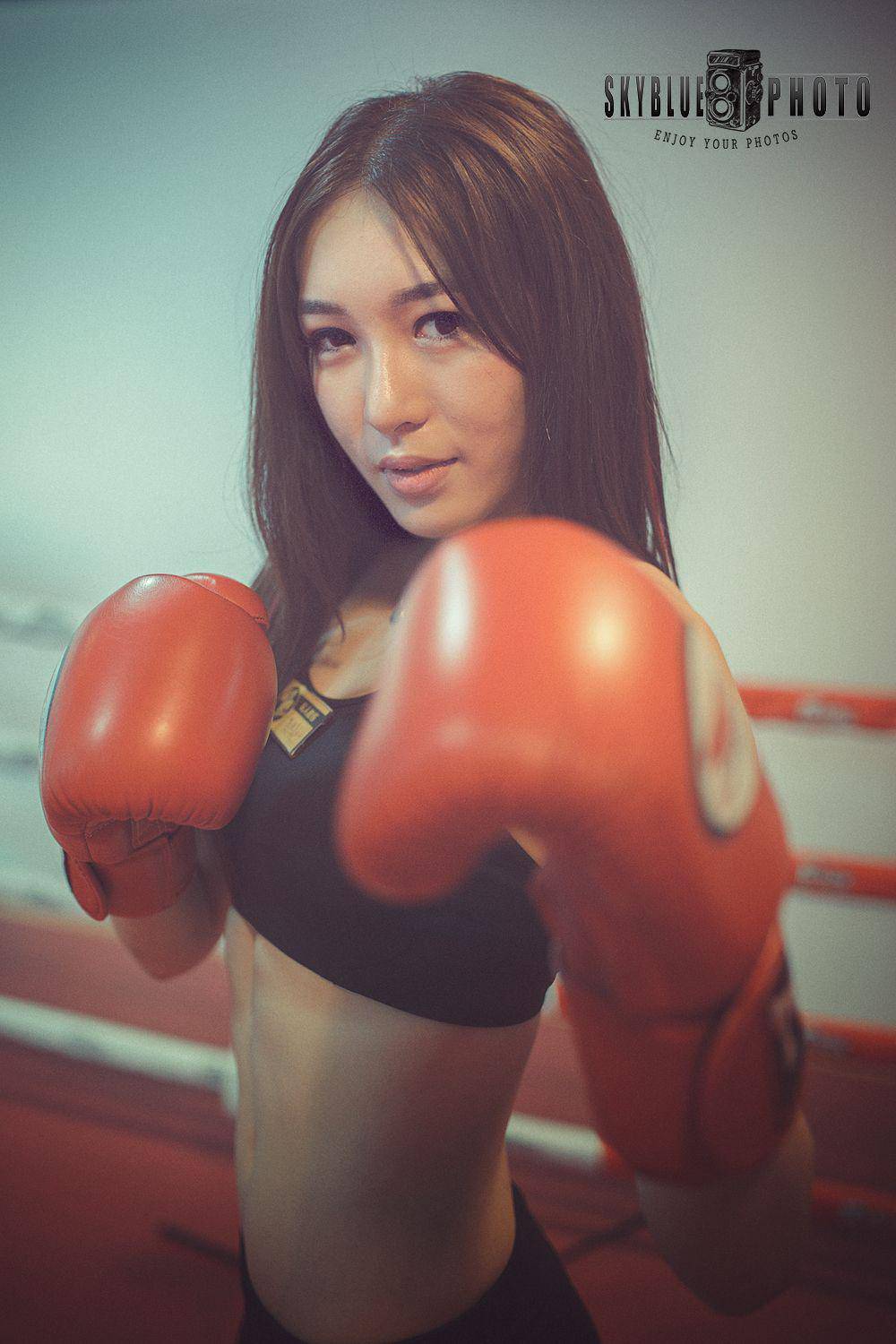 阴阳对比 健身房里的美女和格斗冠军