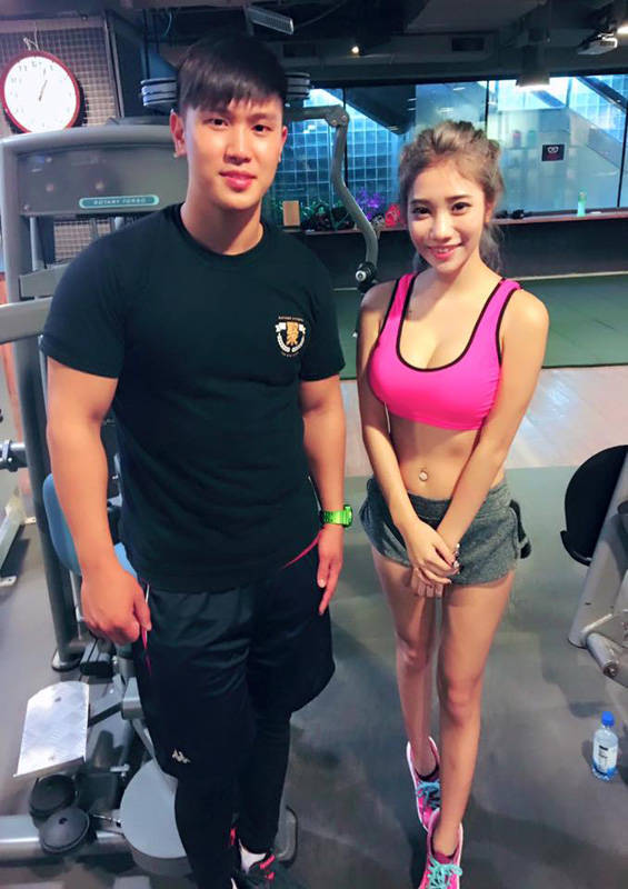 台湾网红嫩模身材棒 人送称号乳媚娘