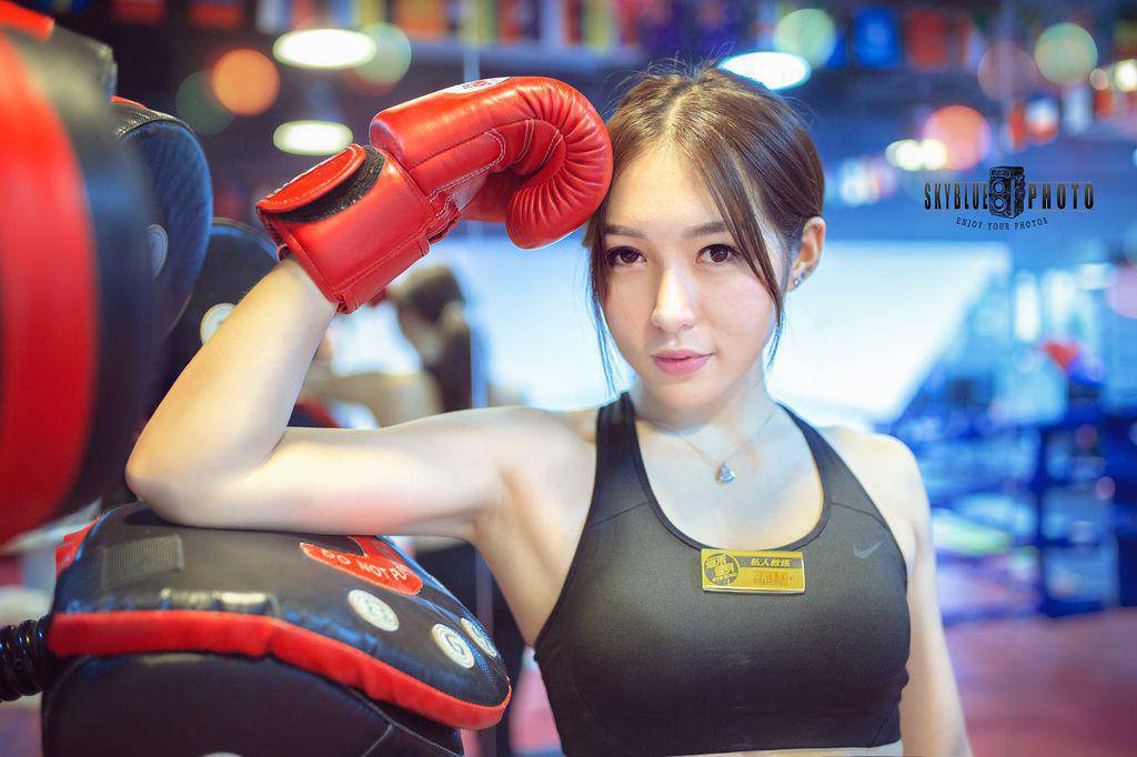 阴阳对比 健身房里的美女和格斗冠军