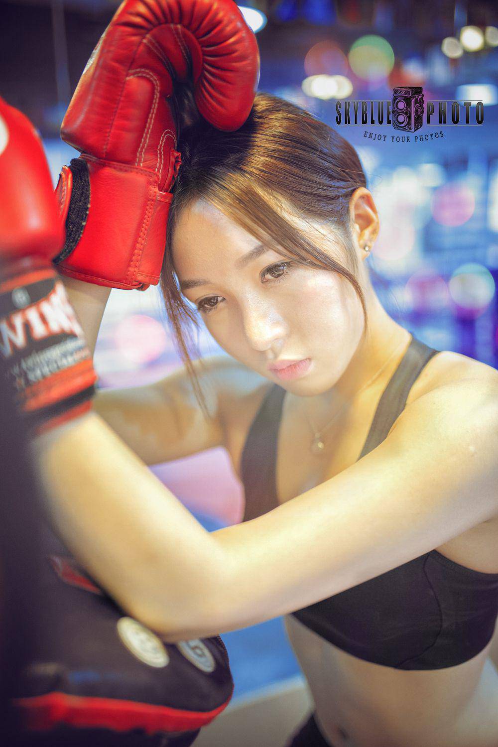 阴阳对比 健身房里的美女和格斗冠军