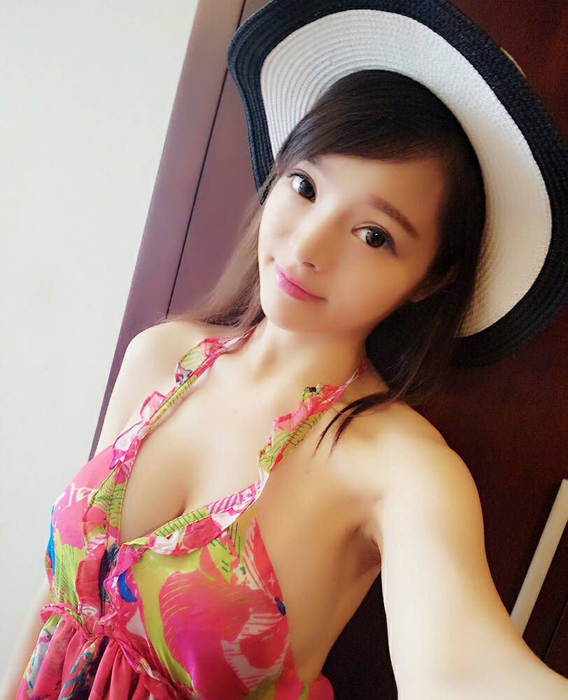 胸大也尴尬 足球宝贝晒私照打马赛克