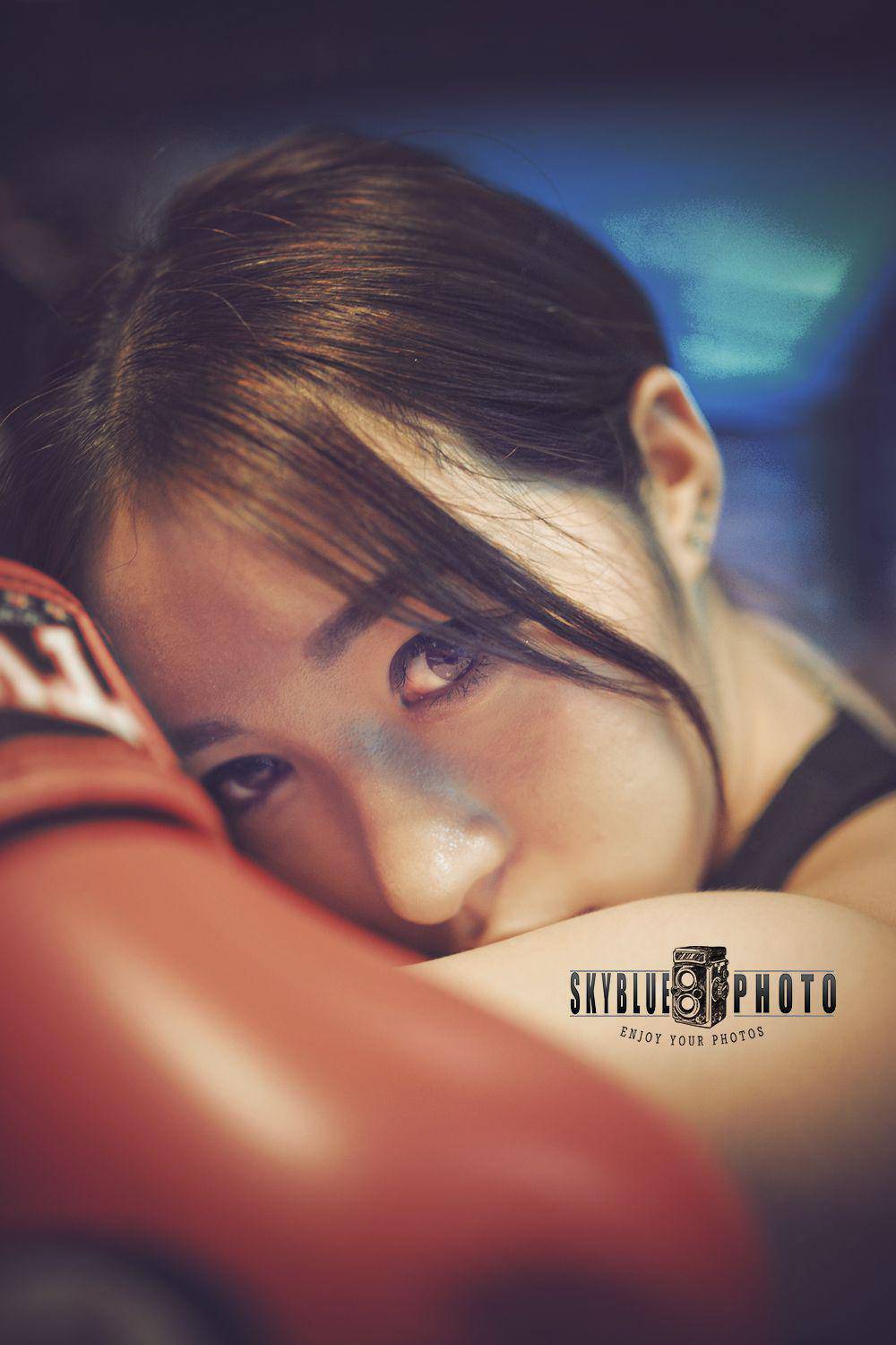 阴阳对比 健身房里的美女和格斗冠军