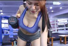 D罩杯美女健身房运动 看呆旁边男教练