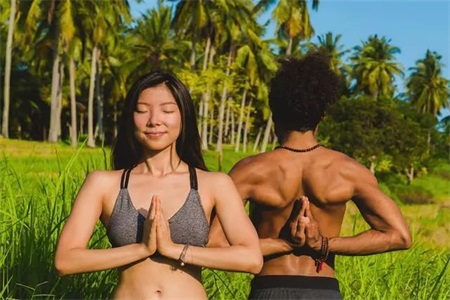 同房姿势108种，女性练习瑜伽可以保养皮肤改善体态