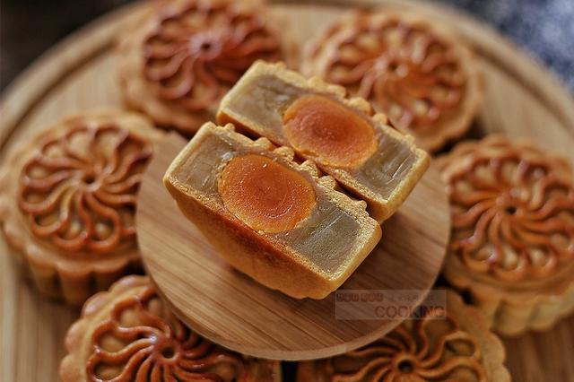 广式蛋黄莲蓉月饼的做法-甜味烘焙菜谱