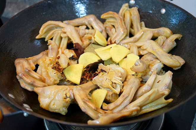 香辣卤鸭掌的做法-家常味煮菜谱