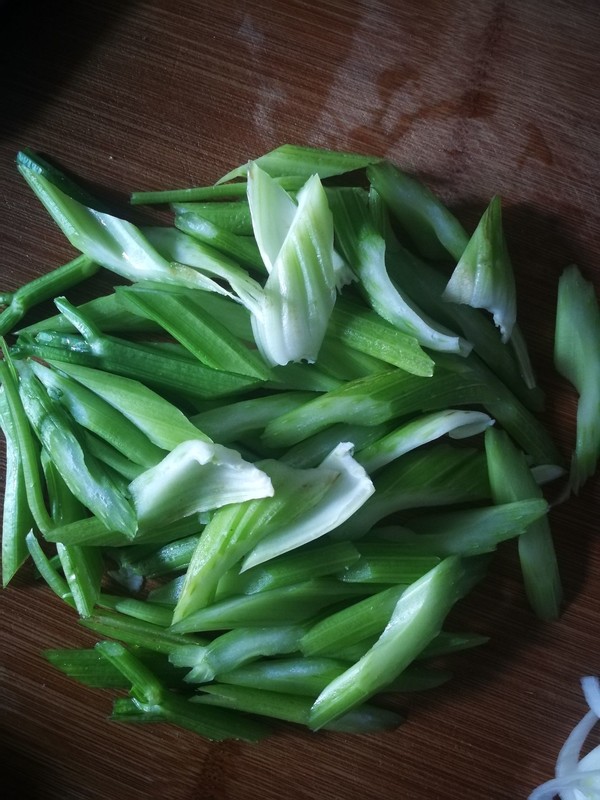 西芹虾仁的做法-家常味炒菜谱