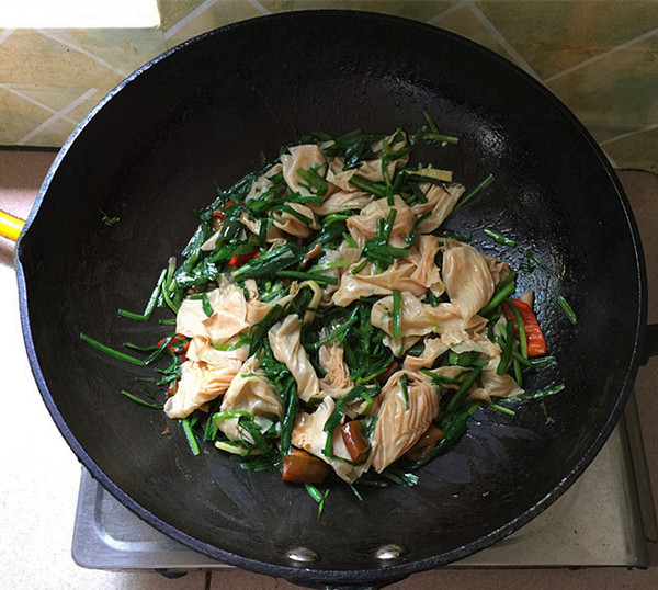 韭菜炒油豆皮的做法-家常味炒菜谱