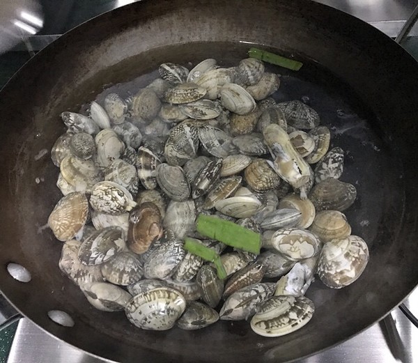 香辣花蛤的做法-香辣味爆菜谱