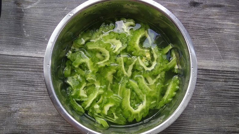 清炒苦瓜的做法-家常味炒菜谱