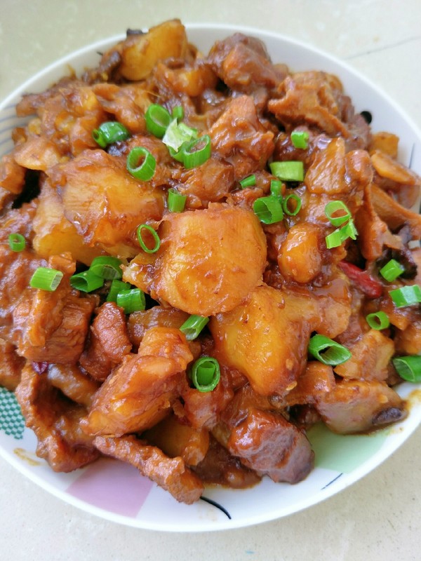红烧肉炖土豆的做法-家常味炖菜谱-易网健康养生网 红烧肉炖土豆的做法-家常味炖菜谱