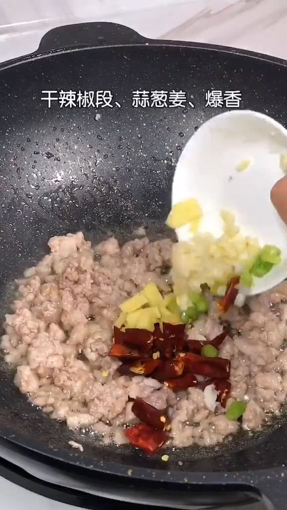 红烧茄子的做法-咸鲜味炒菜谱