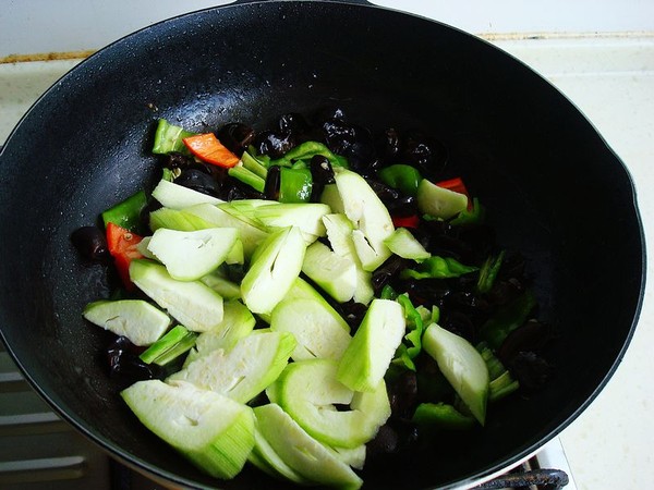 丝瓜木耳炒鸡蛋的做法-咸鲜味炒菜谱