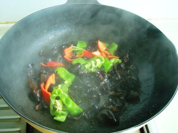 丝瓜木耳炒鸡蛋的做法-咸鲜味炒菜谱