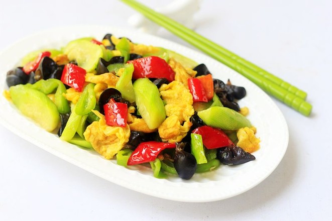 丝瓜木耳炒鸡蛋的做法-咸鲜味炒菜谱